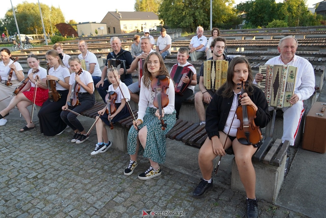 W Myszyńcu bili rekord we wspólnym wykonaniu Starej Babki [14.08.2024] - zdjęcie #91 - eOstroleka.pl