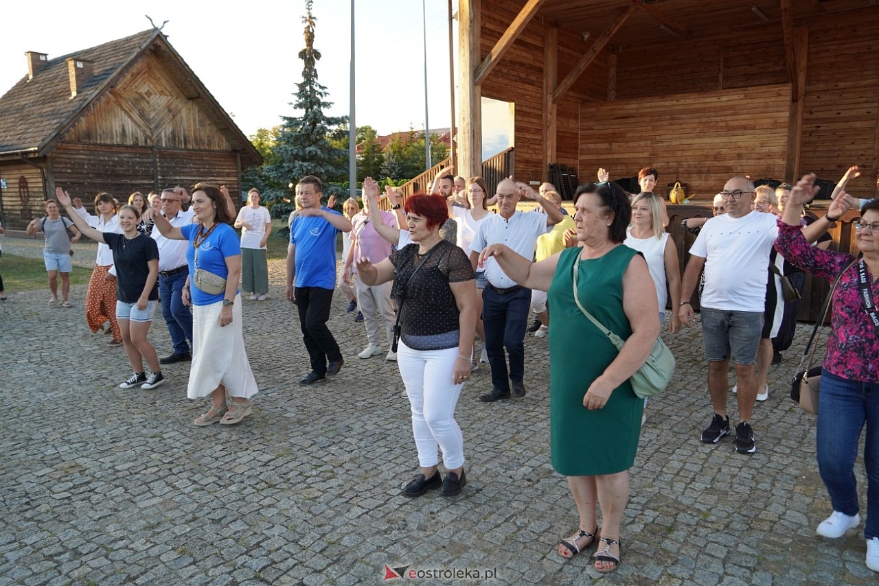 W Myszyńcu bili rekord we wspólnym wykonaniu Starej Babki [14.08.2024] - zdjęcie #83 - eOstroleka.pl