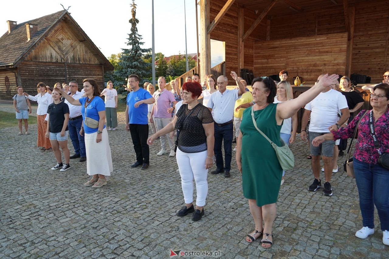 W Myszyńcu bili rekord we wspólnym wykonaniu Starej Babki [14.08.2024] - zdjęcie #82 - eOstroleka.pl