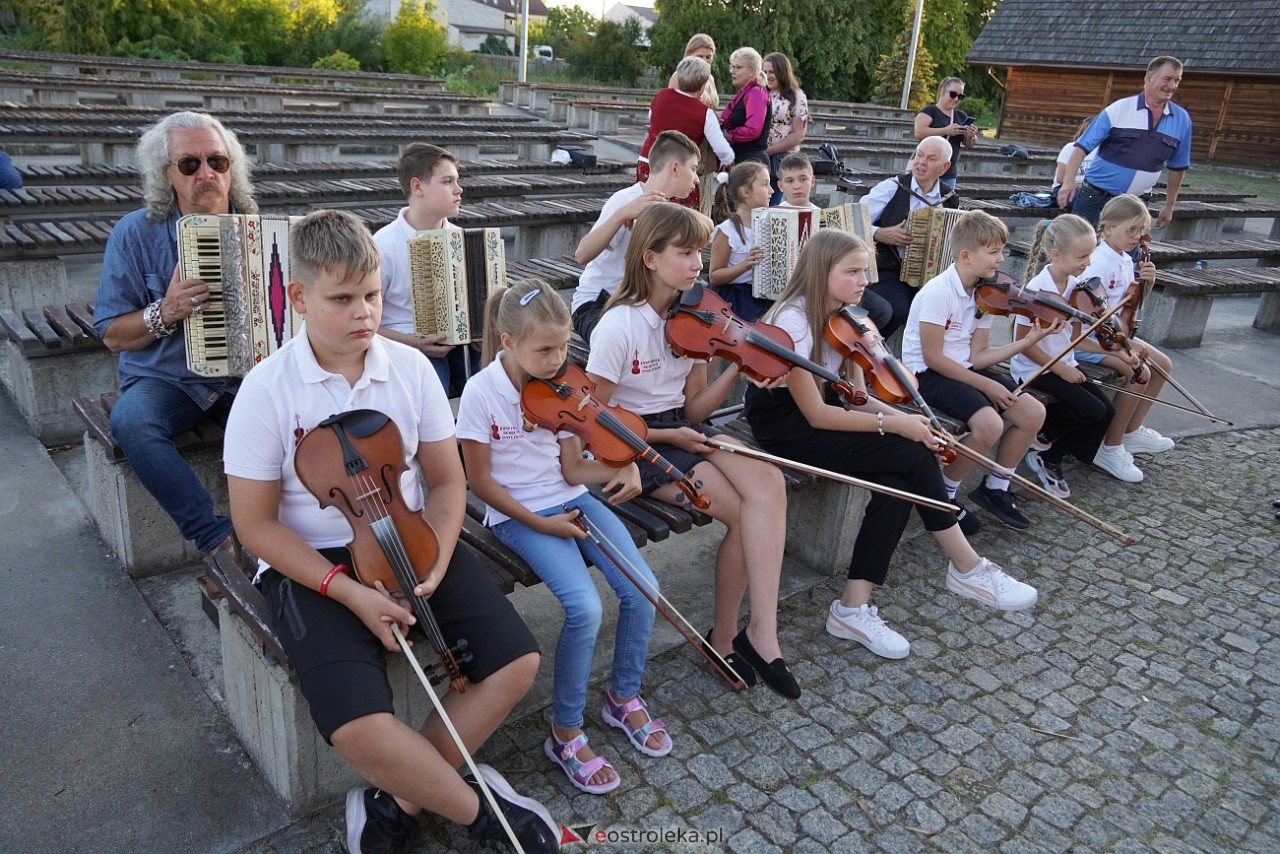 W Myszyńcu bili rekord we wspólnym wykonaniu Starej Babki [14.08.2024] - zdjęcie #81 - eOstroleka.pl
