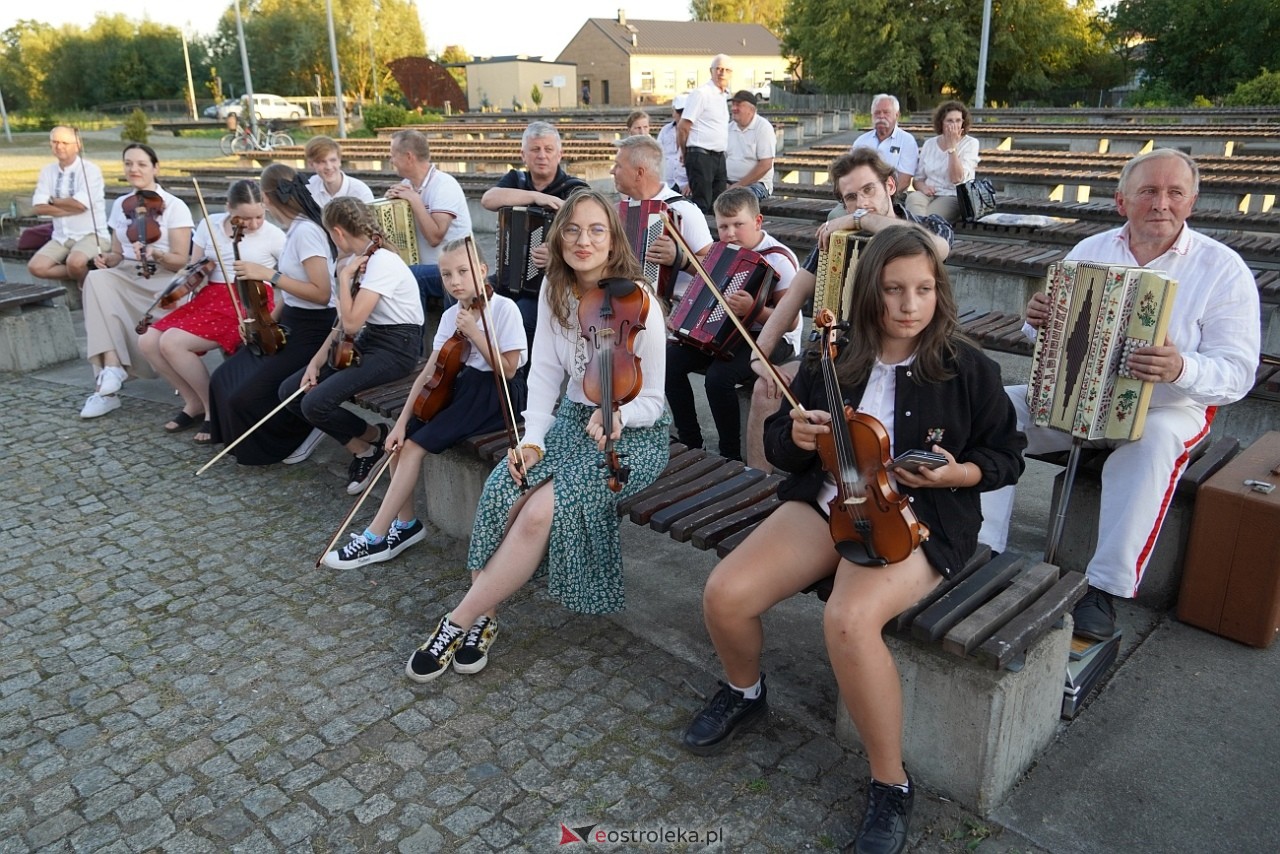 W Myszyńcu bili rekord we wspólnym wykonaniu Starej Babki [14.08.2024] - zdjęcie #80 - eOstroleka.pl