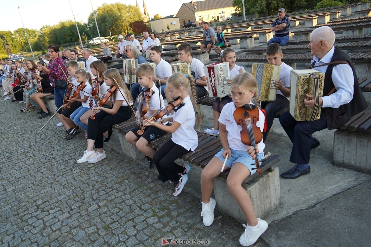W Myszyńcu bili rekord we wspólnym wykonaniu Starej Babki [14.08.2024] - zdjęcie #69 - eOstroleka.pl