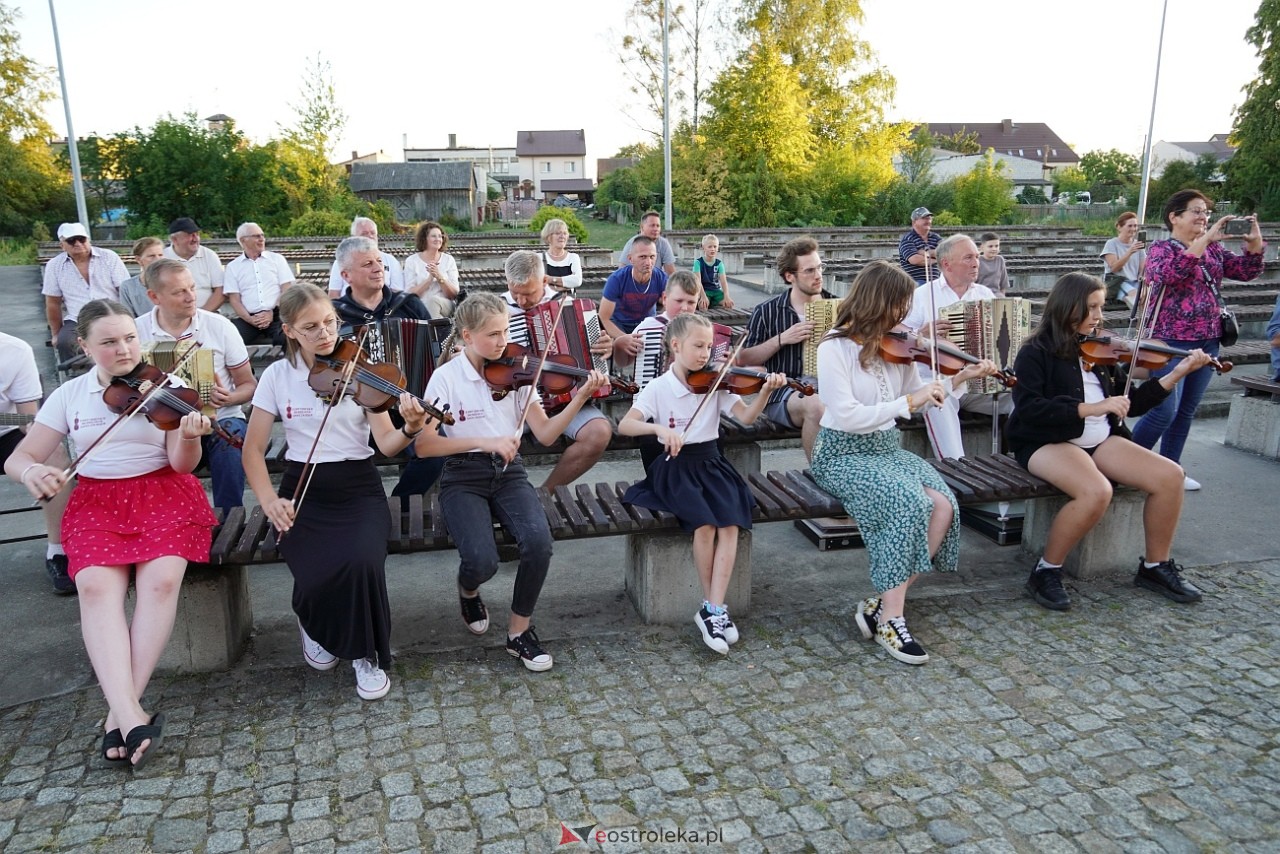 W Myszyńcu bili rekord we wspólnym wykonaniu Starej Babki [14.08.2024] - zdjęcie #57 - eOstroleka.pl