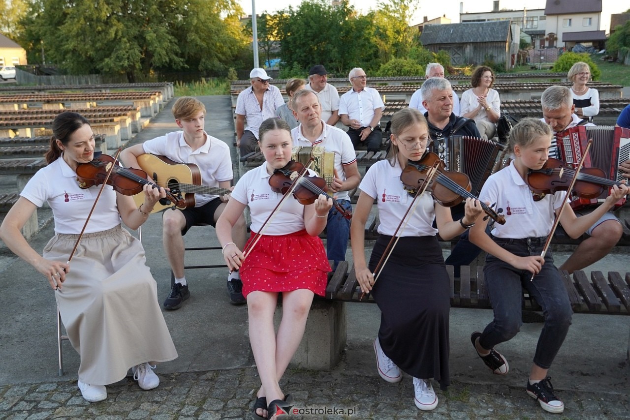 W Myszyńcu bili rekord we wspólnym wykonaniu Starej Babki [14.08.2024] - zdjęcie #54 - eOstroleka.pl