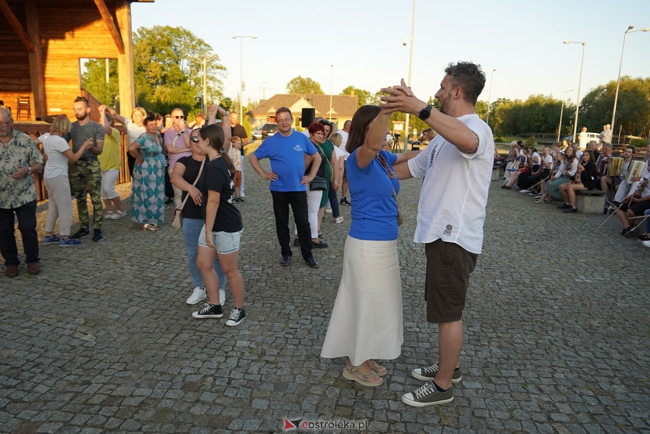 W Myszyńcu bili rekord we wspólnym wykonaniu Starej Babki [14.08.2024] - zdjęcie #42 - eOstroleka.pl