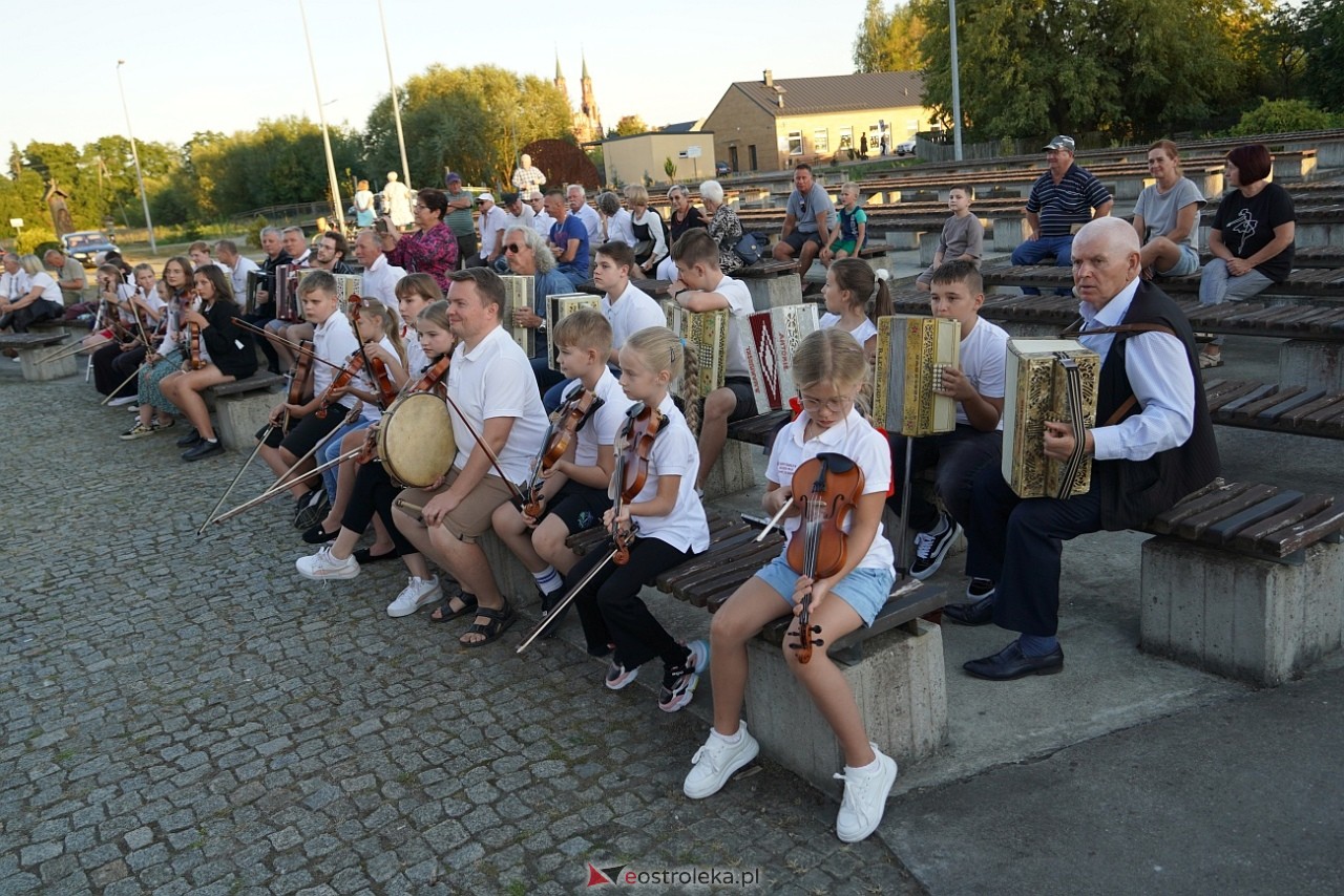 W Myszyńcu bili rekord we wspólnym wykonaniu Starej Babki [14.08.2024] - zdjęcie #40 - eOstroleka.pl