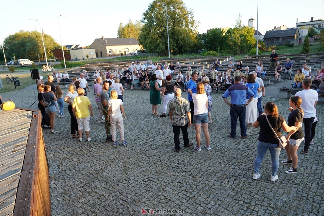 W Myszyńcu bili rekord we wspólnym wykonaniu Starej Babki [14.08.2024] - zdjęcie #34 - eOstroleka.pl