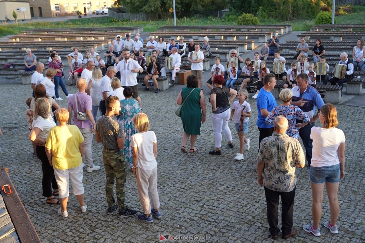W Myszyńcu bili rekord we wspólnym wykonaniu Starej Babki [14.08.2024] - zdjęcie #33 - eOstroleka.pl