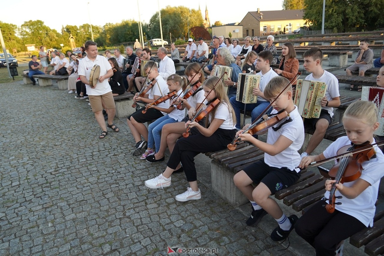 W Myszyńcu bili rekord we wspólnym wykonaniu Starej Babki [14.08.2024] - zdjęcie #26 - eOstroleka.pl