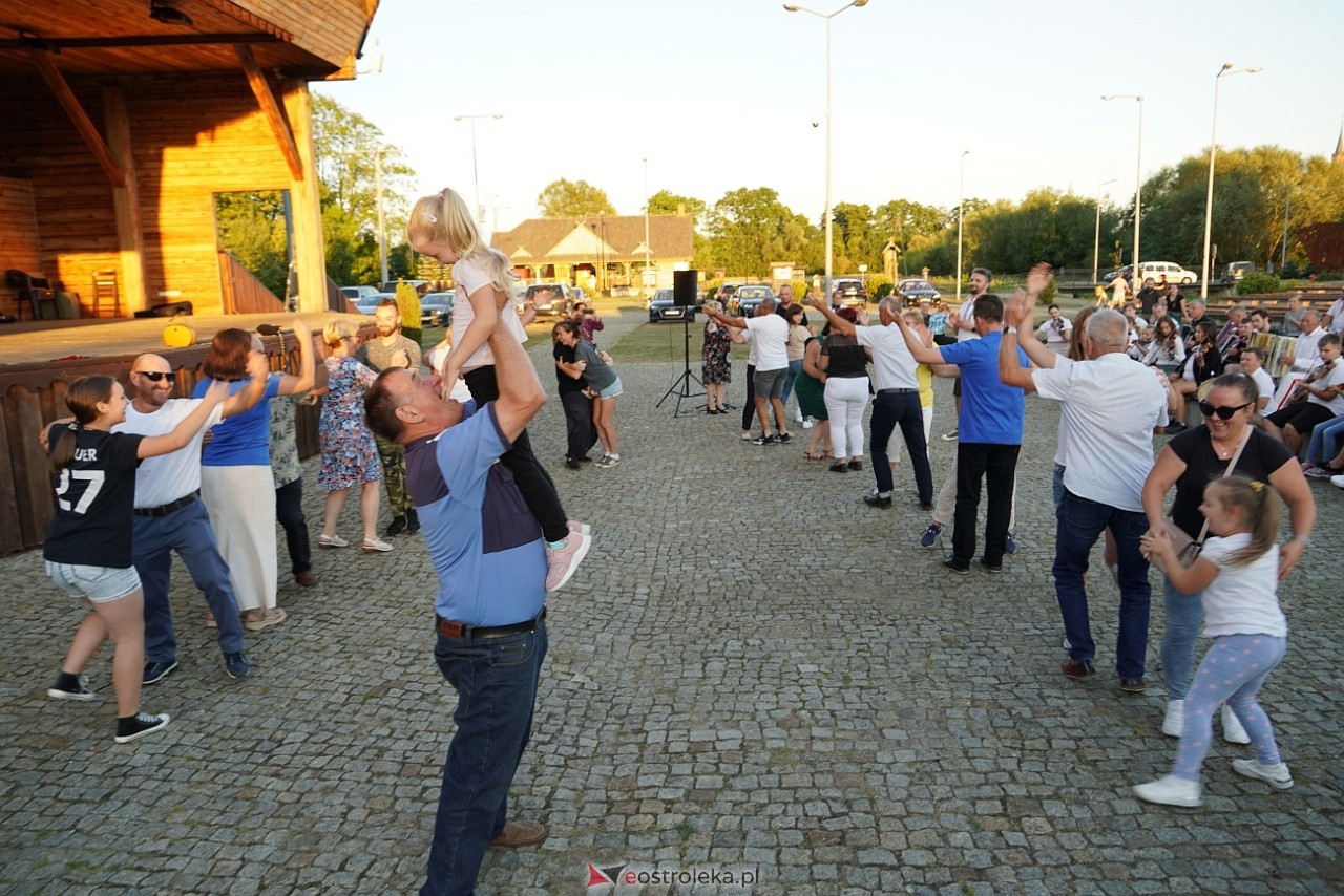 W Myszyńcu bili rekord we wspólnym wykonaniu Starej Babki [14.08.2024] - zdjęcie #22 - eOstroleka.pl