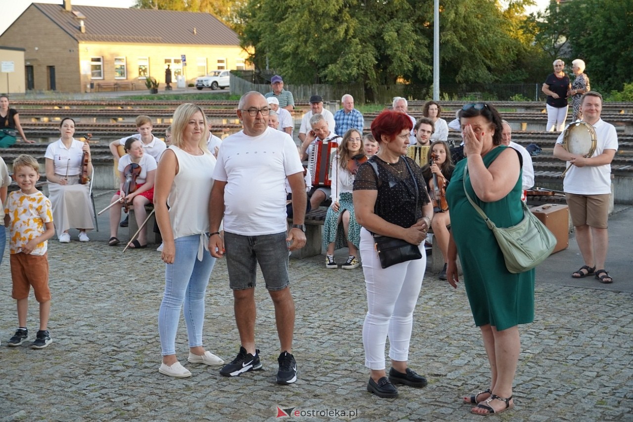 W Myszyńcu bili rekord we wspólnym wykonaniu Starej Babki [14.08.2024] - zdjęcie #18 - eOstroleka.pl
