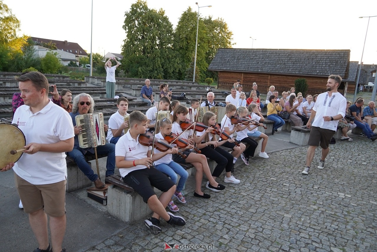 W Myszyńcu bili rekord we wspólnym wykonaniu Starej Babki [14.08.2024] - zdjęcie #14 - eOstroleka.pl