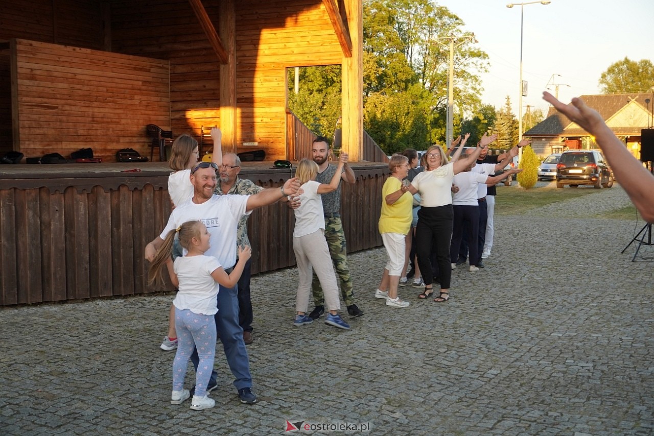 W Myszyńcu bili rekord we wspólnym wykonaniu Starej Babki [14.08.2024] - zdjęcie #13 - eOstroleka.pl