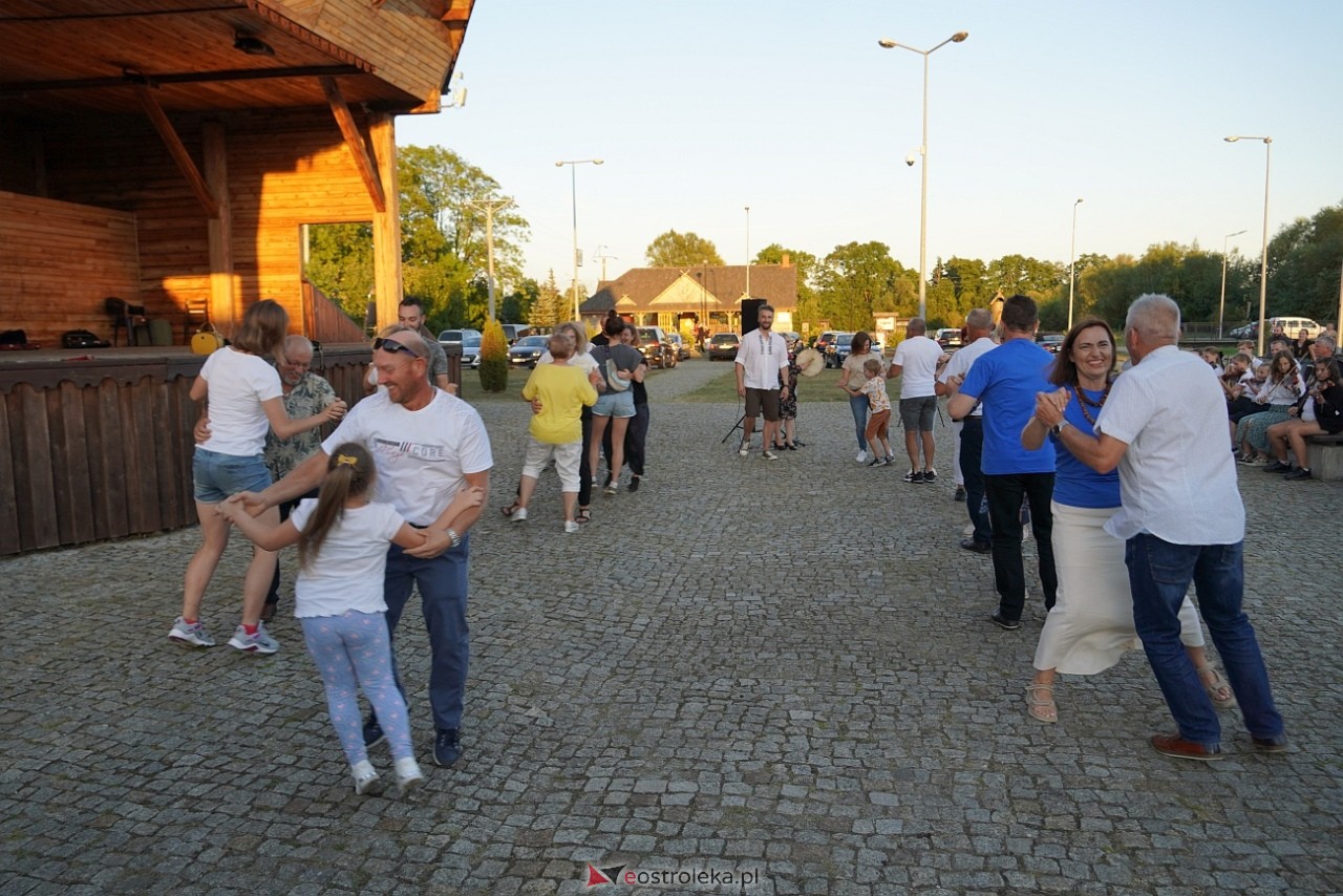 W Myszyńcu bili rekord we wspólnym wykonaniu Starej Babki [14.08.2024] - zdjęcie #11 - eOstroleka.pl