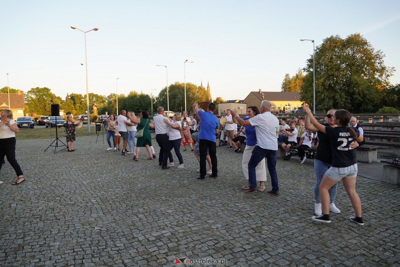 W Myszyńcu bili rekord we wspólnym wykonaniu Starej Babki [14.08.2024] - zdjęcie #9 - eOstroleka.pl