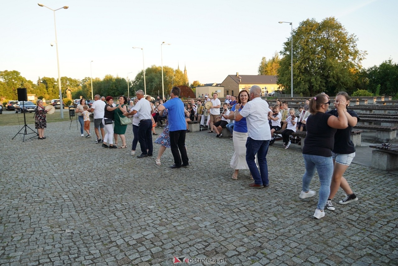 W Myszyńcu bili rekord we wspólnym wykonaniu Starej Babki [14.08.2024] - zdjęcie #8 - eOstroleka.pl