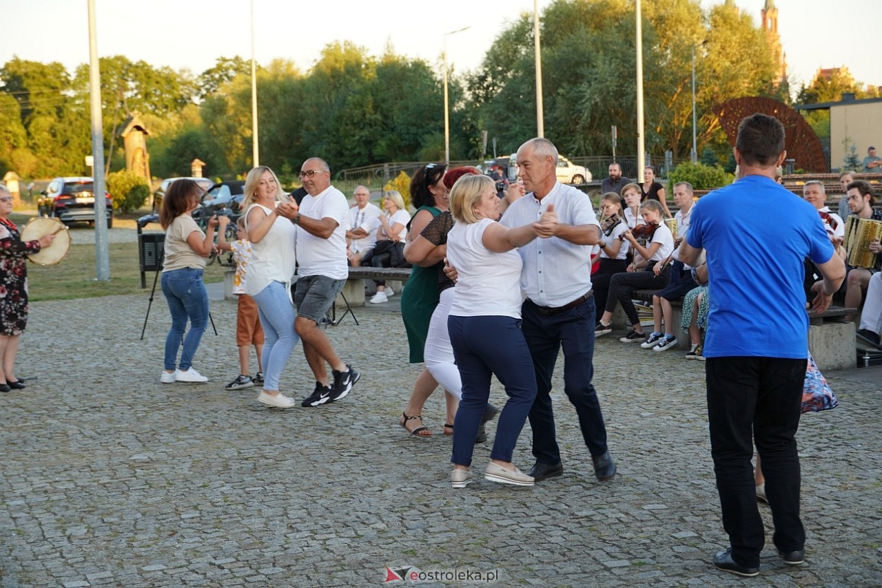 W Myszyńcu bili rekord we wspólnym wykonaniu Starej Babki [14.08.2024] - zdjęcie #7 - eOstroleka.pl