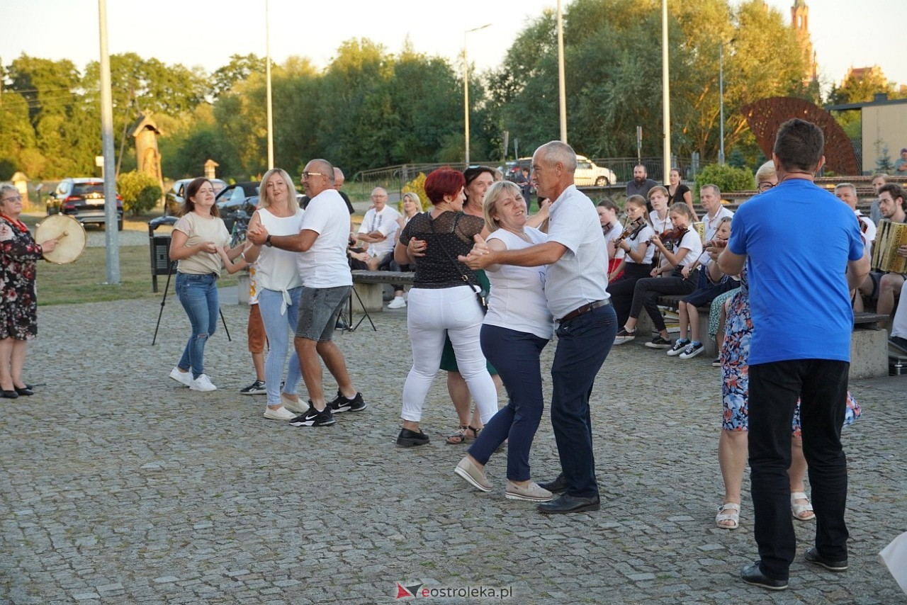 W Myszyńcu bili rekord we wspólnym wykonaniu Starej Babki [14.08.2024] - zdjęcie #6 - eOstroleka.pl