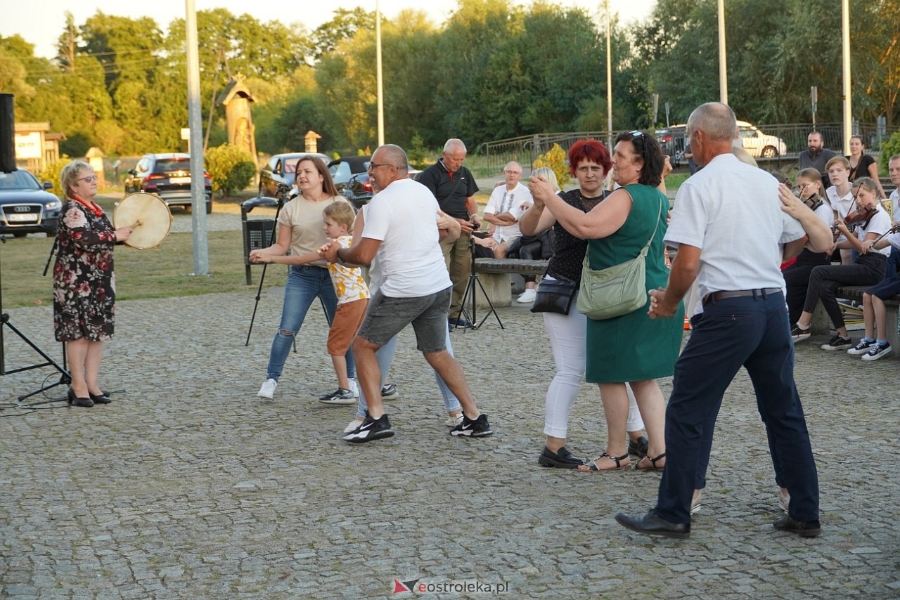 W Myszyńcu bili rekord we wspólnym wykonaniu Starej Babki [14.08.2024] - zdjęcie #5 - eOstroleka.pl