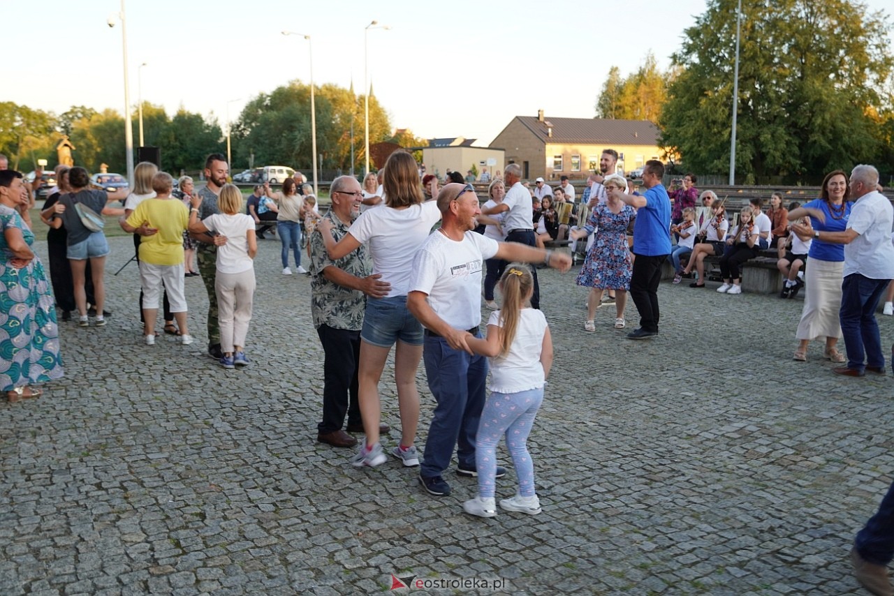W Myszyńcu bili rekord we wspólnym wykonaniu Starej Babki [14.08.2024] - zdjęcie #4 - eOstroleka.pl
