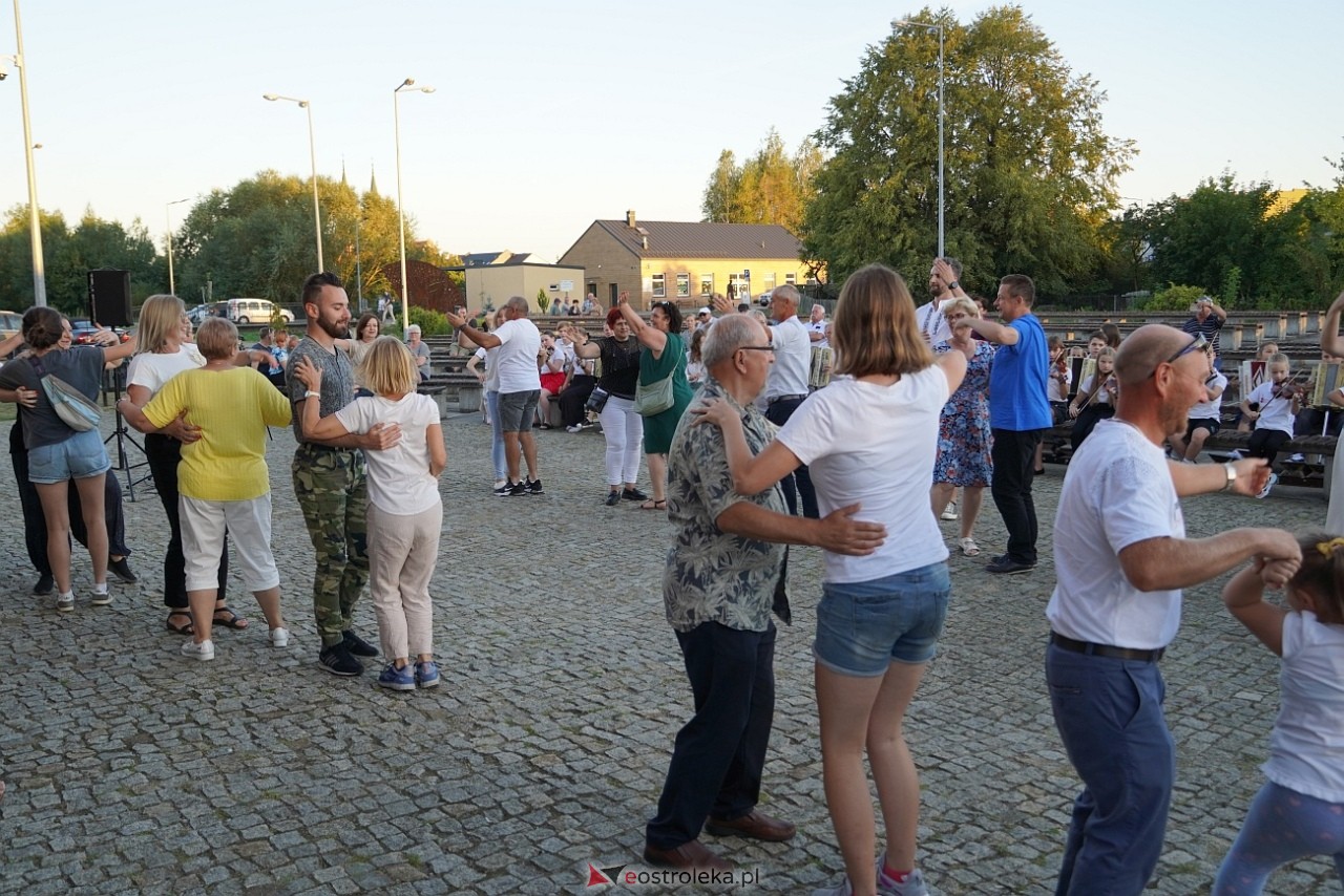 W Myszyńcu bili rekord we wspólnym wykonaniu Starej Babki [14.08.2024] - zdjęcie #2 - eOstroleka.pl