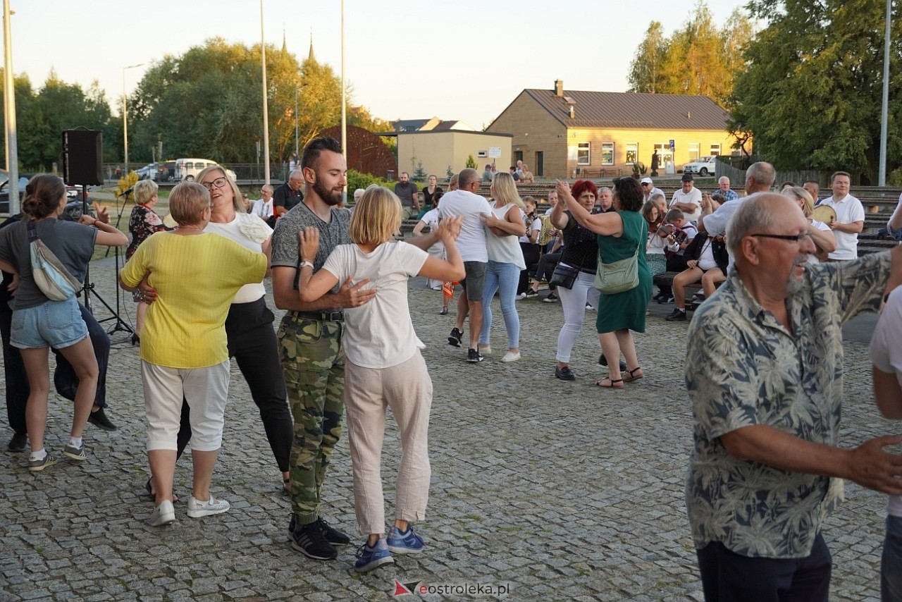 W Myszyńcu bili rekord we wspólnym wykonaniu Starej Babki [14.08.2024] - zdjęcie #1 - eOstroleka.pl