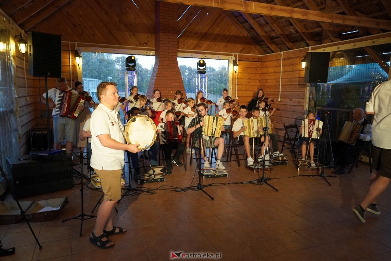 Ludowa zabawa w Myszyńcu: Muzyka i taniec połączyły pokolenia [14.08.2024] - zdjęcie #93 - eOstroleka.pl
