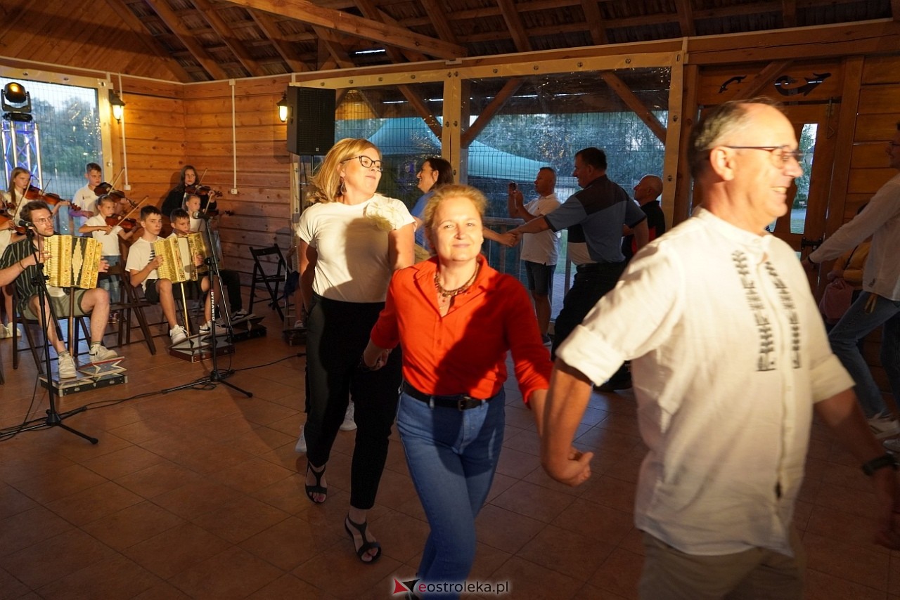 Ludowa zabawa w Myszyńcu: Muzyka i taniec połączyły pokolenia [14.08.2024] - zdjęcie #90 - eOstroleka.pl