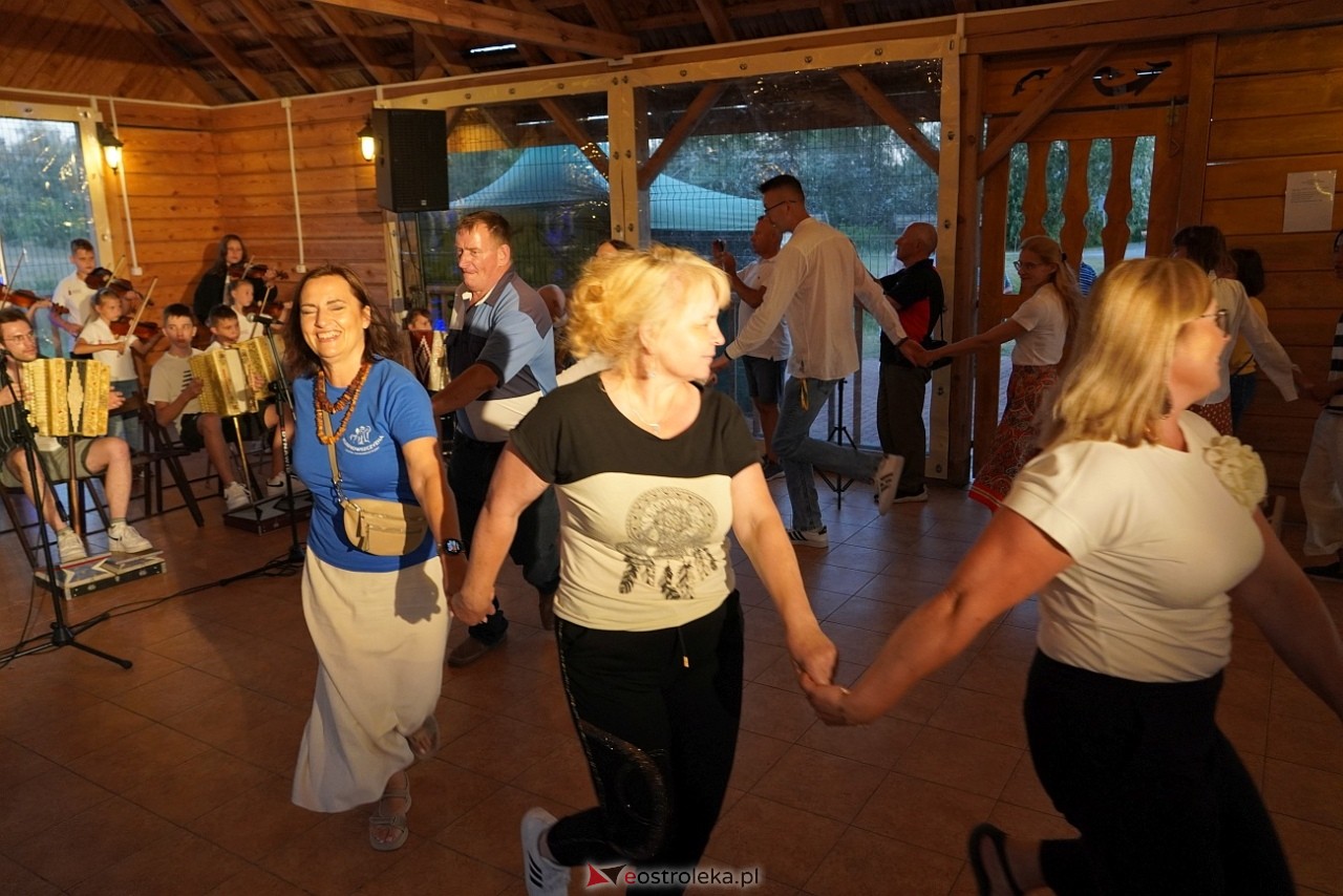 Ludowa zabawa w Myszyńcu: Muzyka i taniec połączyły pokolenia [14.08.2024] - zdjęcie #89 - eOstroleka.pl
