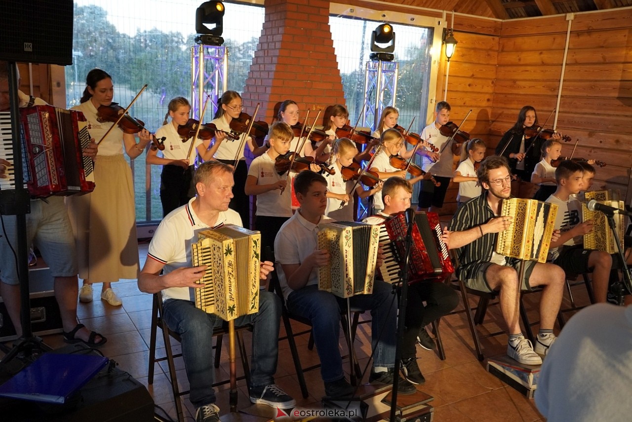 Ludowa zabawa w Myszyńcu: Muzyka i taniec połączyły pokolenia [14.08.2024] - zdjęcie #84 - eOstroleka.pl