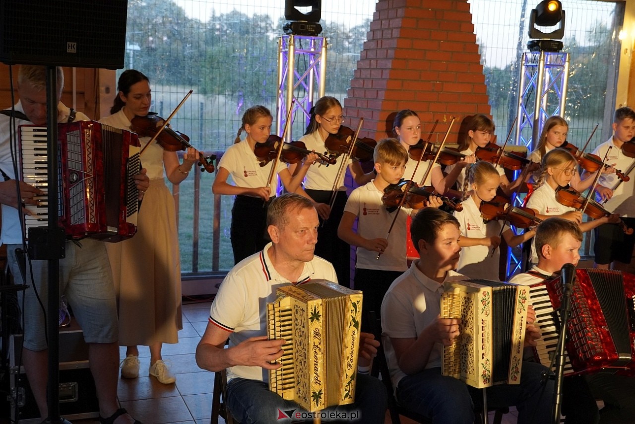 Ludowa zabawa w Myszyńcu: Muzyka i taniec połączyły pokolenia [14.08.2024] - zdjęcie #83 - eOstroleka.pl