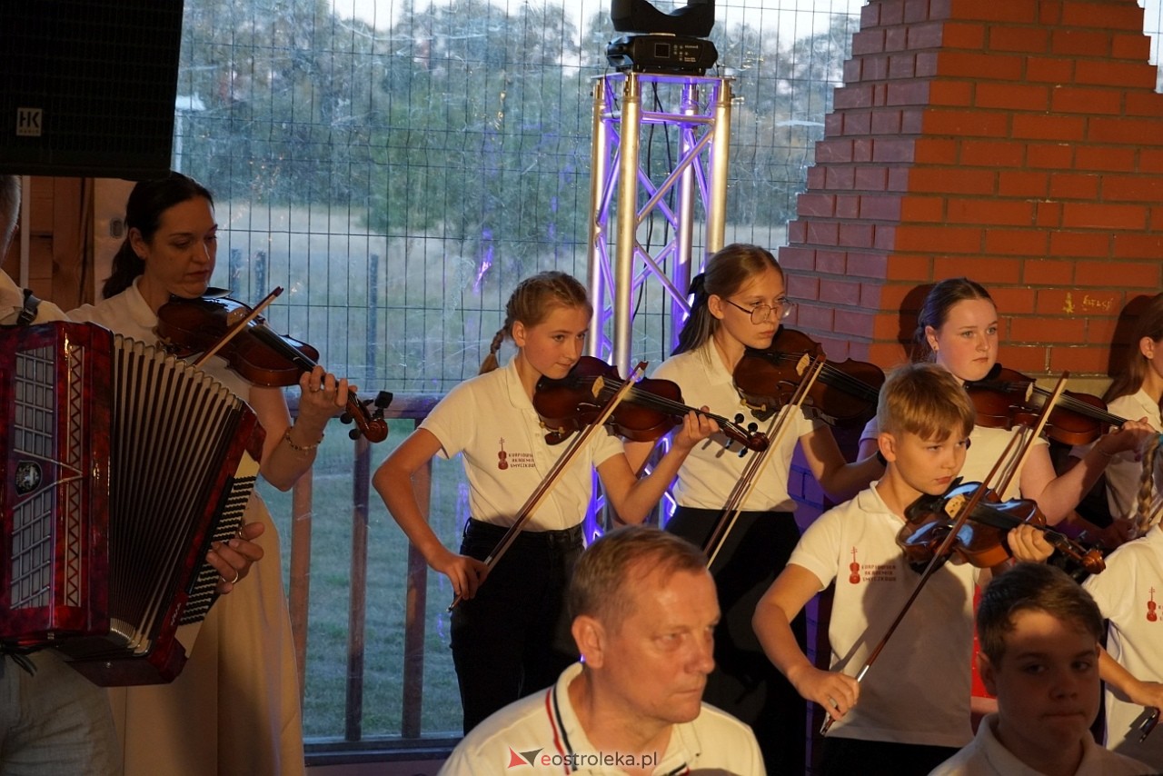 Ludowa zabawa w Myszyńcu: Muzyka i taniec połączyły pokolenia [14.08.2024] - zdjęcie #82 - eOstroleka.pl