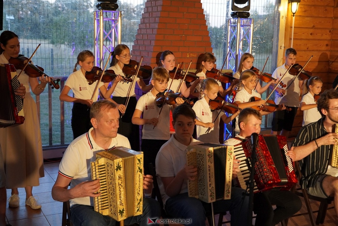 Ludowa zabawa w Myszyńcu: Muzyka i taniec połączyły pokolenia [14.08.2024] - zdjęcie #81 - eOstroleka.pl