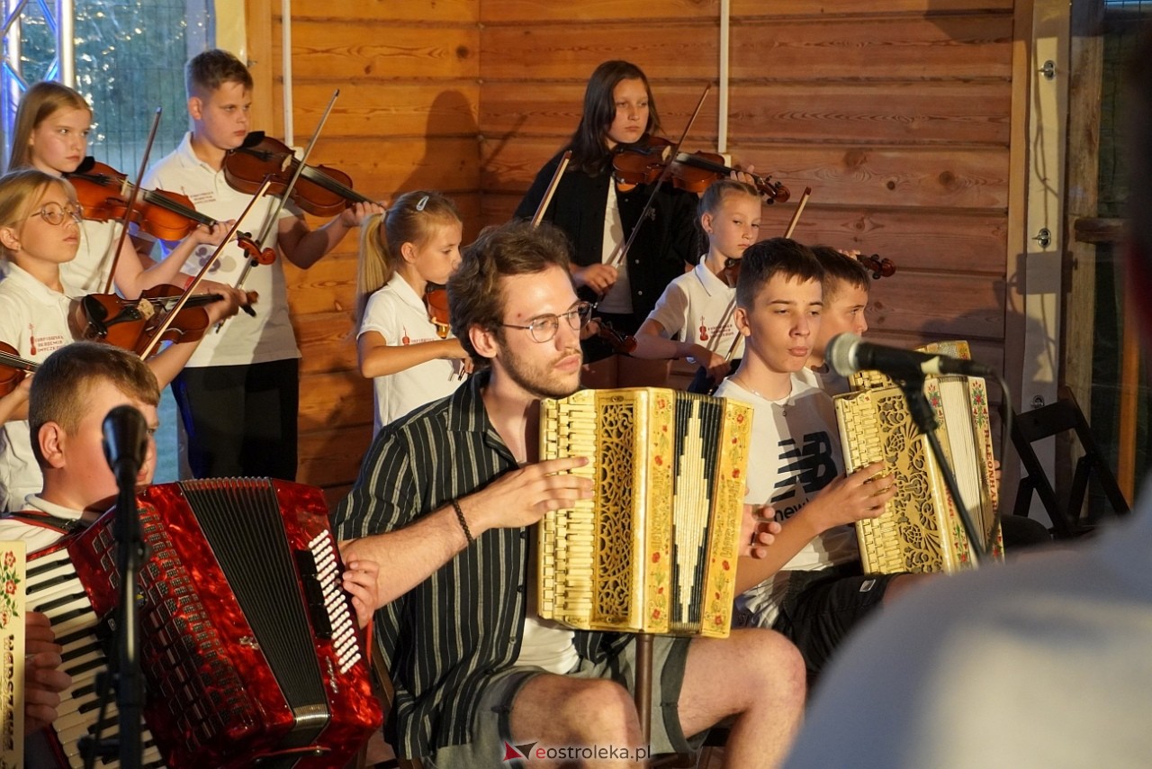 Ludowa zabawa w Myszyńcu: Muzyka i taniec połączyły pokolenia [14.08.2024] - zdjęcie #80 - eOstroleka.pl