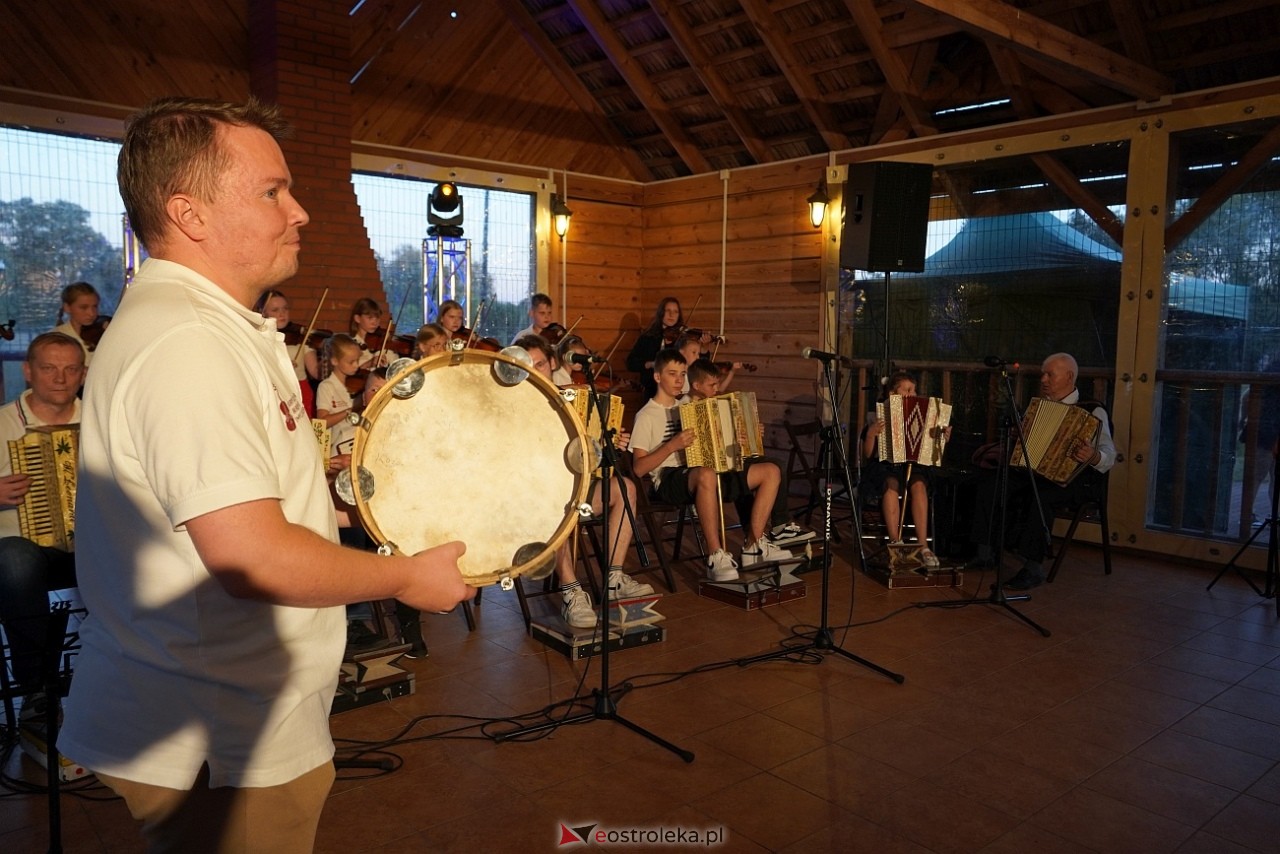 Ludowa zabawa w Myszyńcu: Muzyka i taniec połączyły pokolenia [14.08.2024] - zdjęcie #79 - eOstroleka.pl