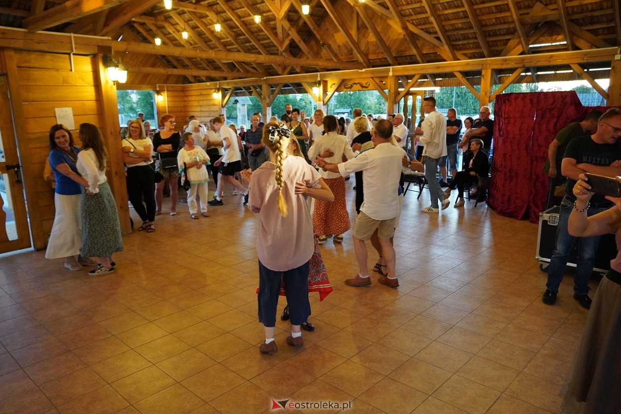 Ludowa zabawa w Myszyńcu: Muzyka i taniec połączyły pokolenia [14.08.2024] - zdjęcie #62 - eOstroleka.pl