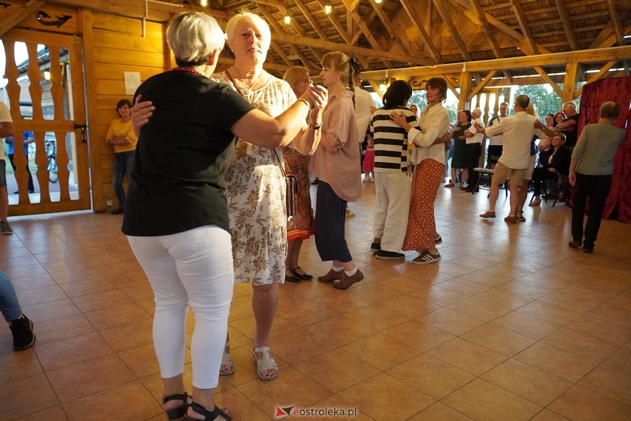 Ludowa zabawa w Myszyńcu: Muzyka i taniec połączyły pokolenia [14.08.2024] - zdjęcie #49 - eOstroleka.pl