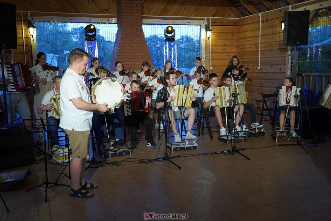 Ludowa zabawa w Myszyńcu: Muzyka i taniec połączyły pokolenia [14.08.2024] - zdjęcie #48 - eOstroleka.pl