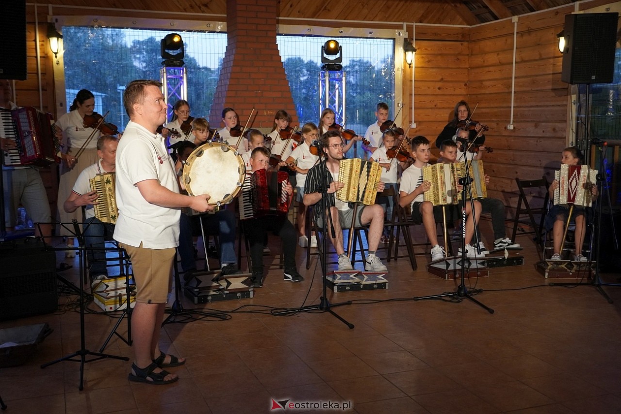Ludowa zabawa w Myszyńcu: Muzyka i taniec połączyły pokolenia [14.08.2024] - zdjęcie #47 - eOstroleka.pl