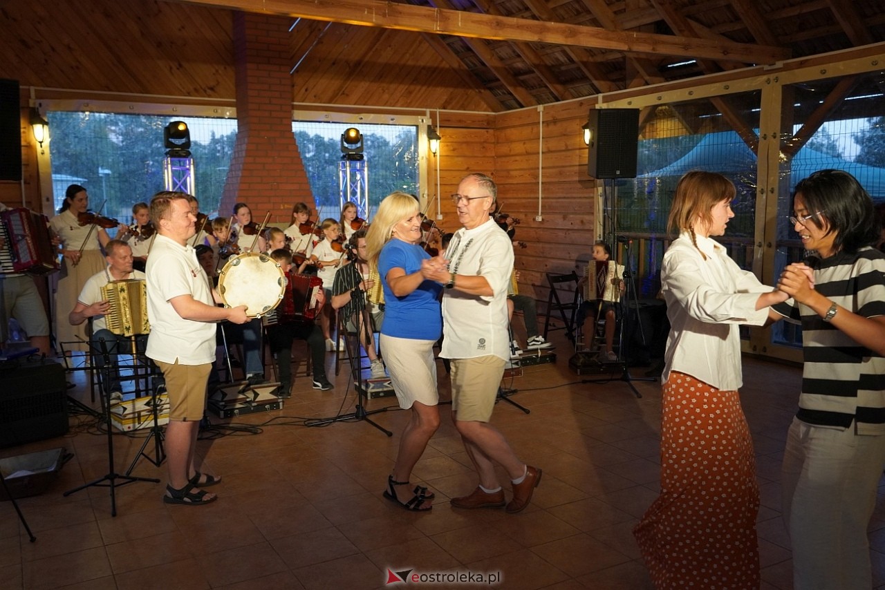 Ludowa zabawa w Myszyńcu: Muzyka i taniec połączyły pokolenia [14.08.2024] - zdjęcie #45 - eOstroleka.pl