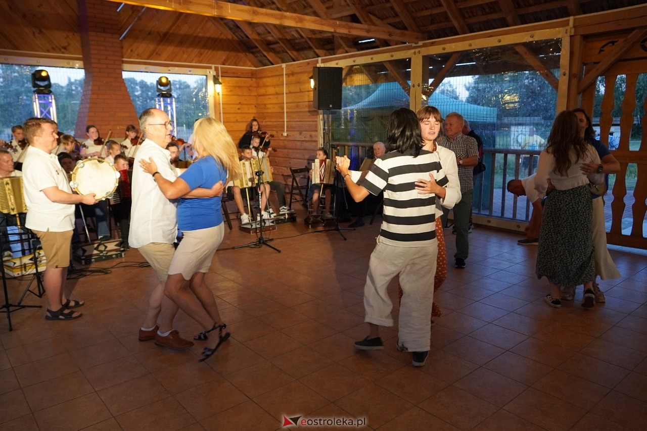 Ludowa zabawa w Myszyńcu: Muzyka i taniec połączyły pokolenia [14.08.2024] - zdjęcie #44 - eOstroleka.pl