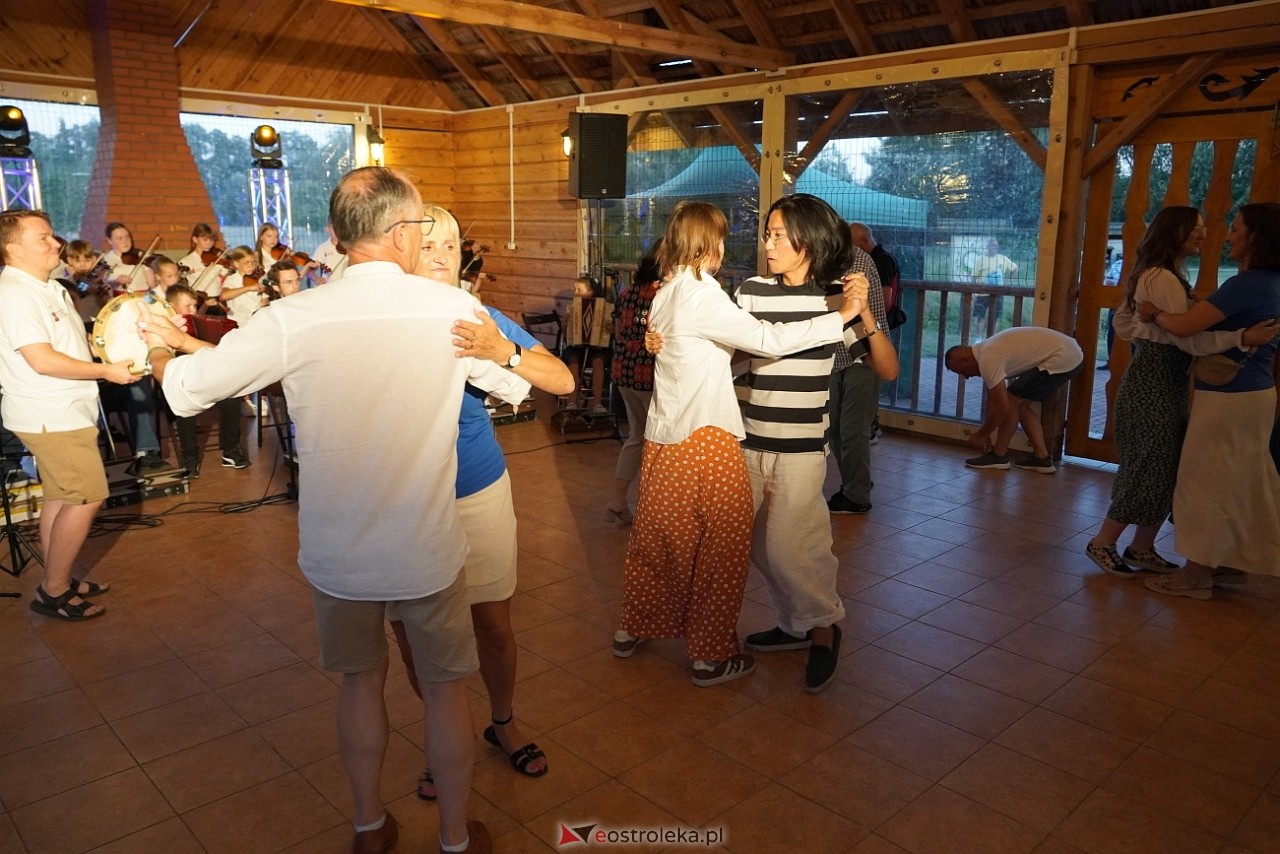 Ludowa zabawa w Myszyńcu: Muzyka i taniec połączyły pokolenia [14.08.2024] - zdjęcie #43 - eOstroleka.pl