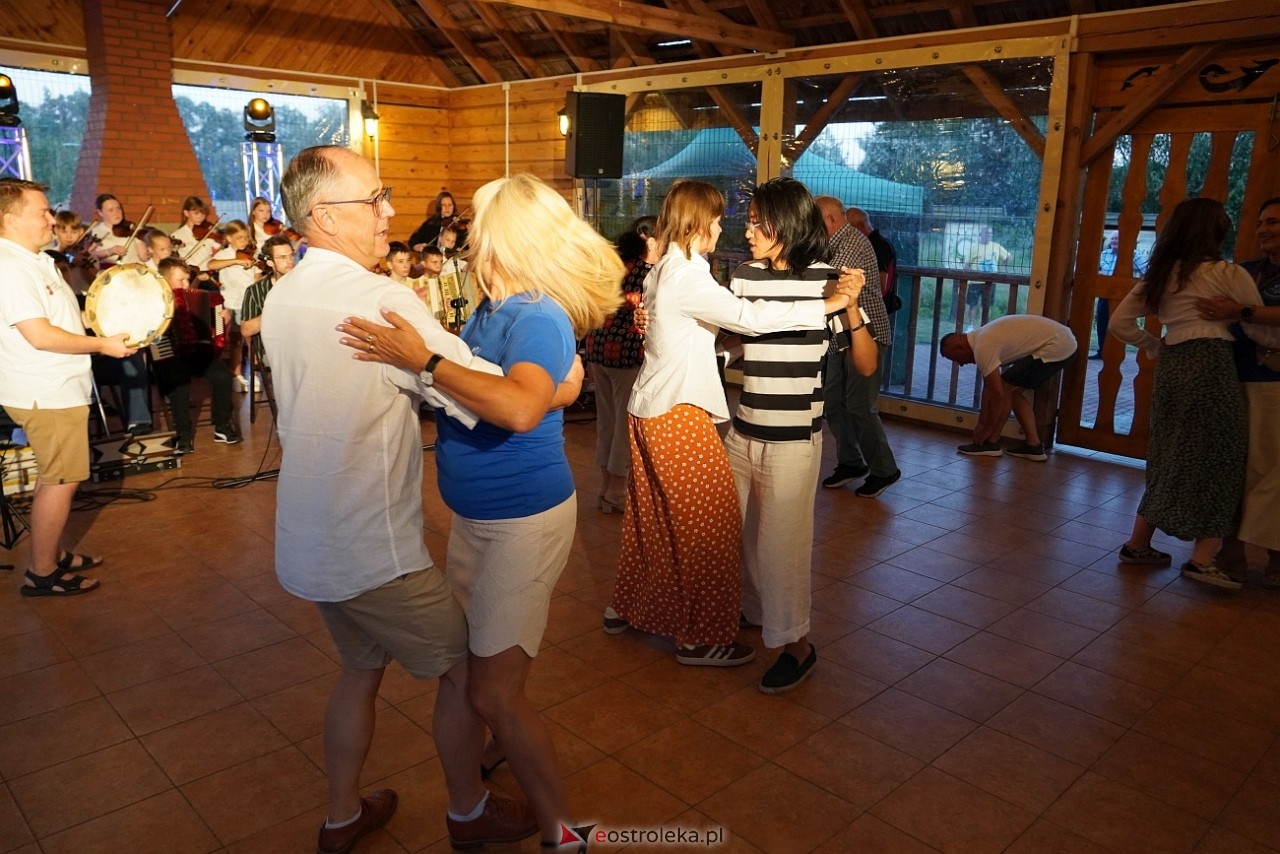 Ludowa zabawa w Myszyńcu: Muzyka i taniec połączyły pokolenia [14.08.2024] - zdjęcie #42 - eOstroleka.pl