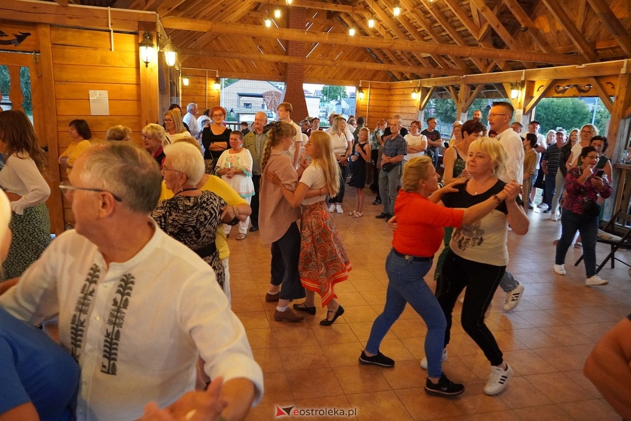 Ludowa zabawa w Myszyńcu: Muzyka i taniec połączyły pokolenia [14.08.2024] - zdjęcie #40 - eOstroleka.pl