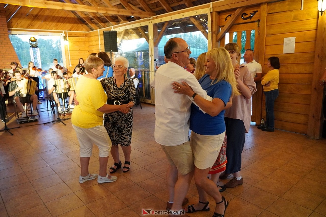 Ludowa zabawa w Myszyńcu: Muzyka i taniec połączyły pokolenia [14.08.2024] - zdjęcie #32 - eOstroleka.pl