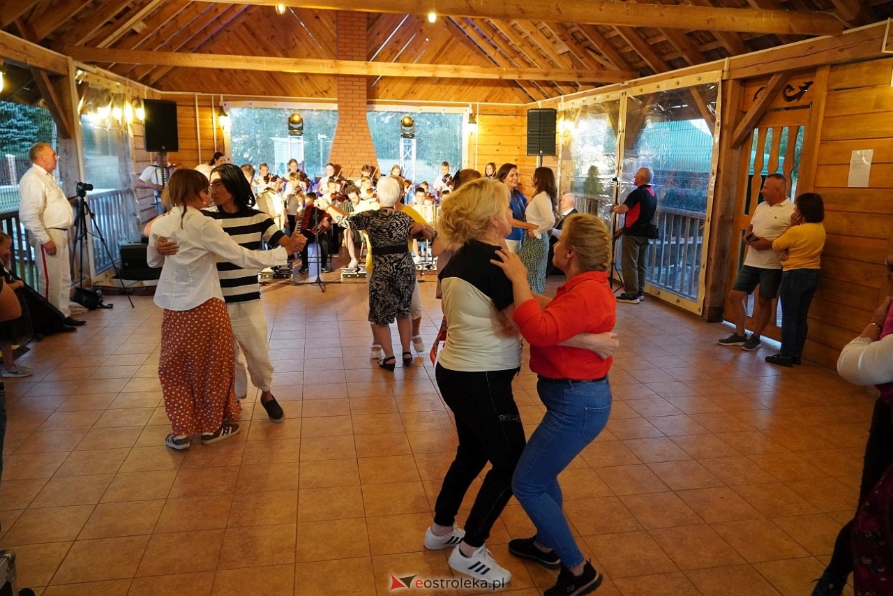 Ludowa zabawa w Myszyńcu: Muzyka i taniec połączyły pokolenia [14.08.2024] - zdjęcie #28 - eOstroleka.pl