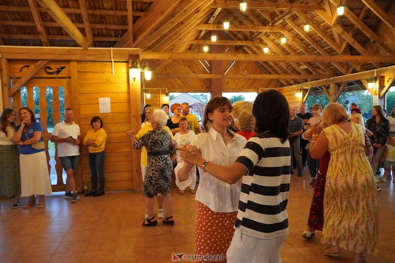 Ludowa zabawa w Myszyńcu: Muzyka i taniec połączyły pokolenia [14.08.2024] - zdjęcie #26 - eOstroleka.pl