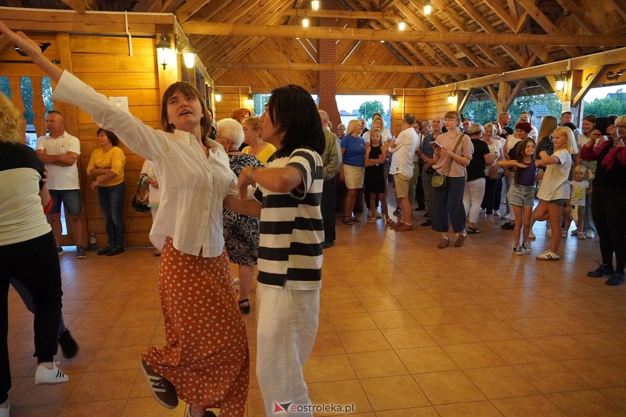 Ludowa zabawa w Myszyńcu: Muzyka i taniec połączyły pokolenia [14.08.2024] - zdjęcie #25 - eOstroleka.pl
