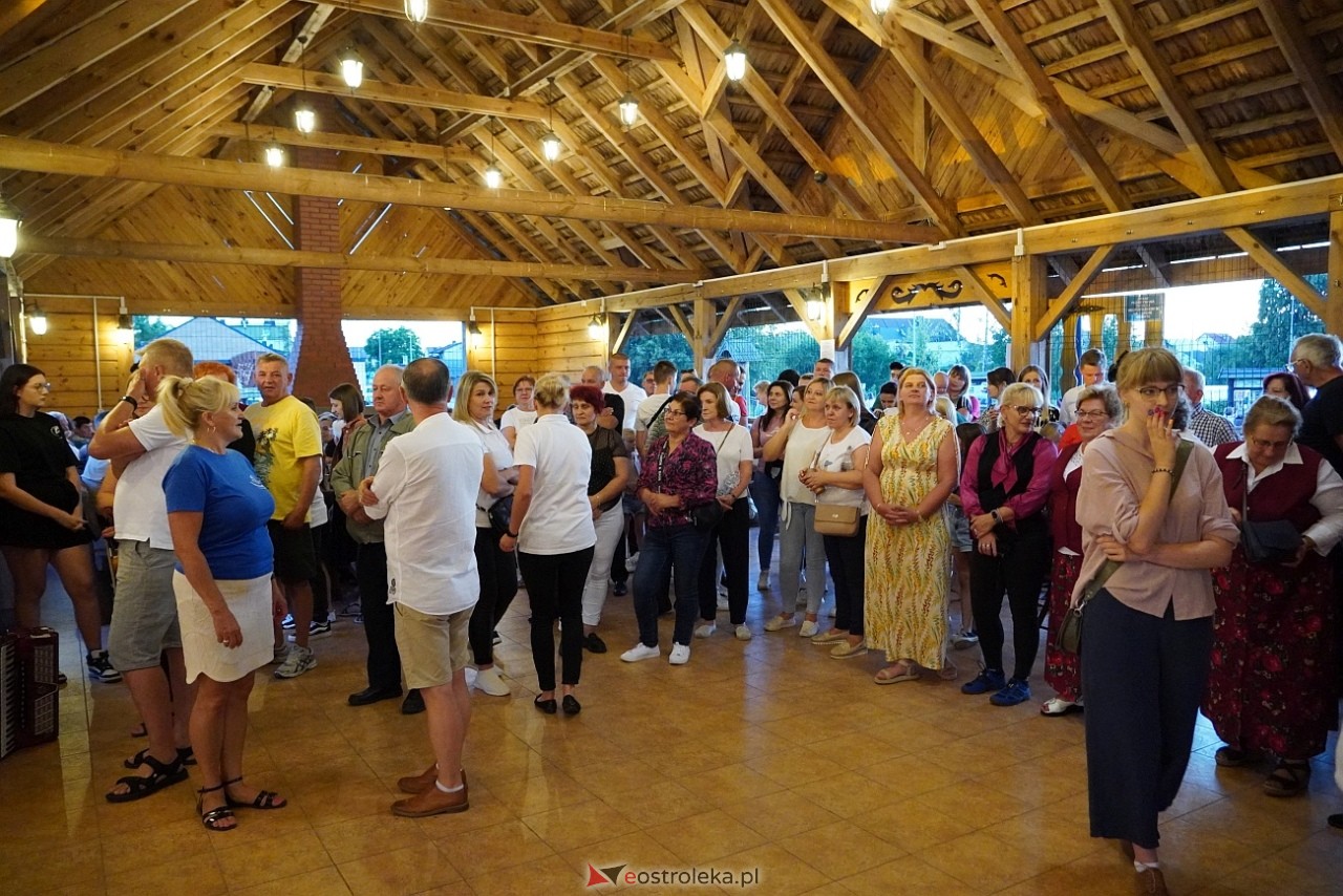 Ludowa zabawa w Myszyńcu: Muzyka i taniec połączyły pokolenia [14.08.2024] - zdjęcie #15 - eOstroleka.pl