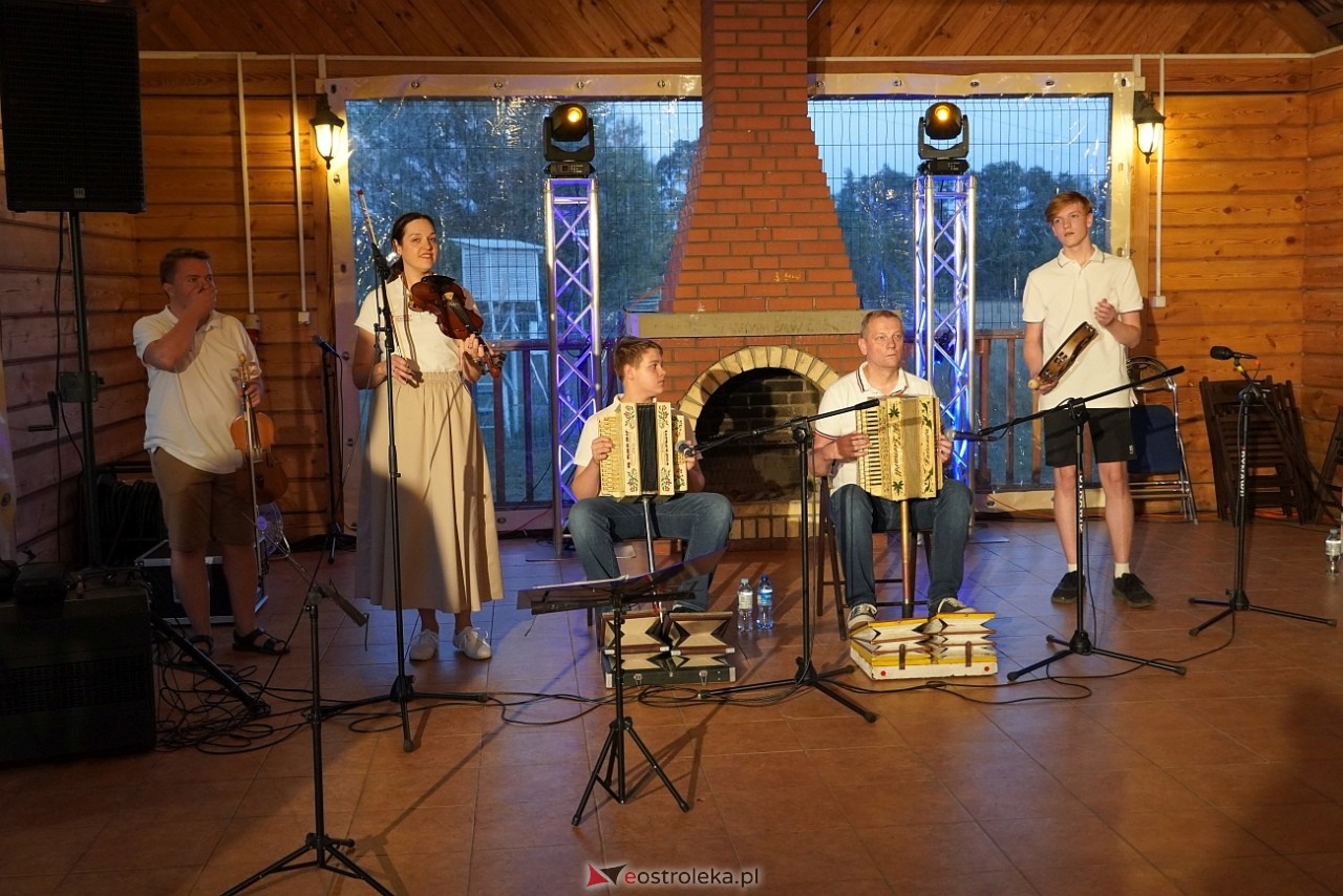 Ludowa zabawa w Myszyńcu: Muzyka i taniec połączyły pokolenia [14.08.2024] - zdjęcie #14 - eOstroleka.pl